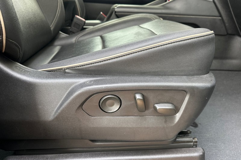 Chevrolet Suburban Vehicle Full-screen Gallery Image 24