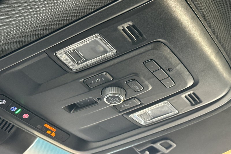 Chevrolet Suburban Vehicle Full-screen Gallery Image 25