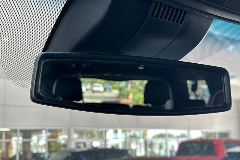 Chevrolet Suburban Vehicle Full-screen Gallery Image 26