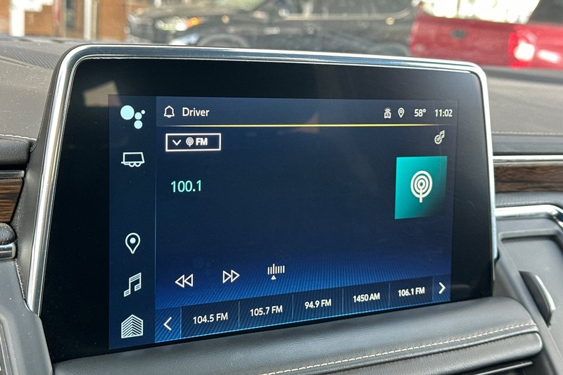 Chevrolet Suburban Vehicle Full-screen Gallery Image 27