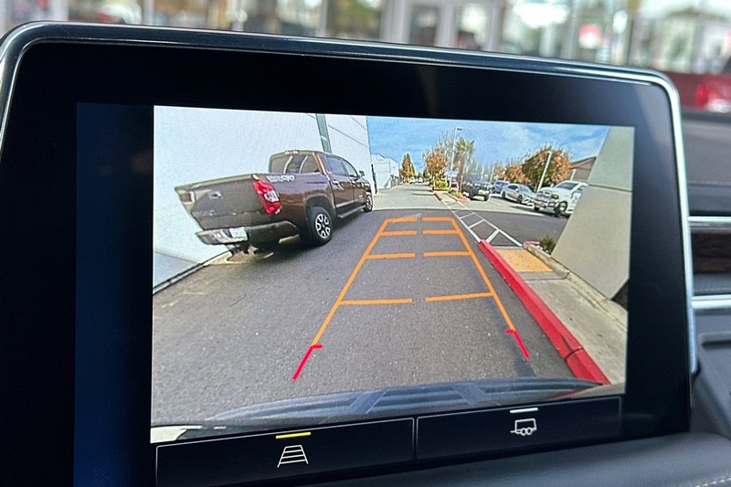 Chevrolet Suburban Vehicle Full-screen Gallery Image 28