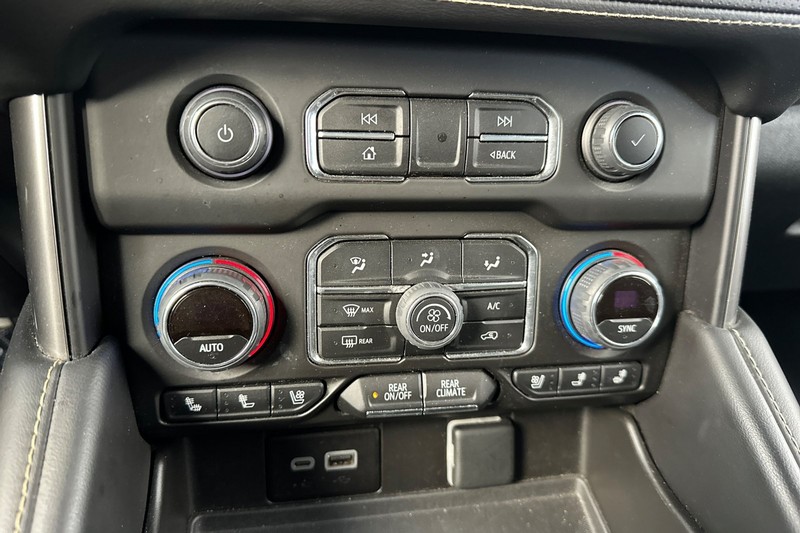 Chevrolet Suburban Vehicle Full-screen Gallery Image 29