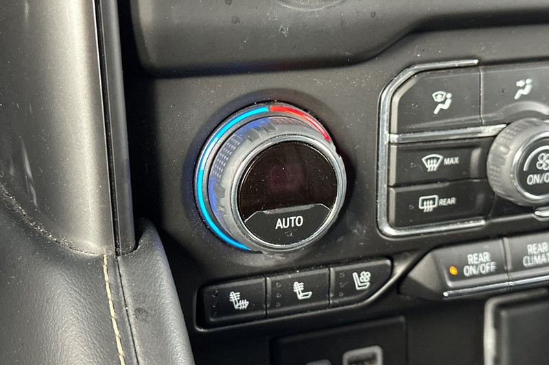 Chevrolet Suburban Vehicle Full-screen Gallery Image 30