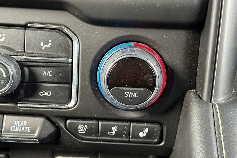 Chevrolet Suburban Vehicle Full-screen Gallery Image 31