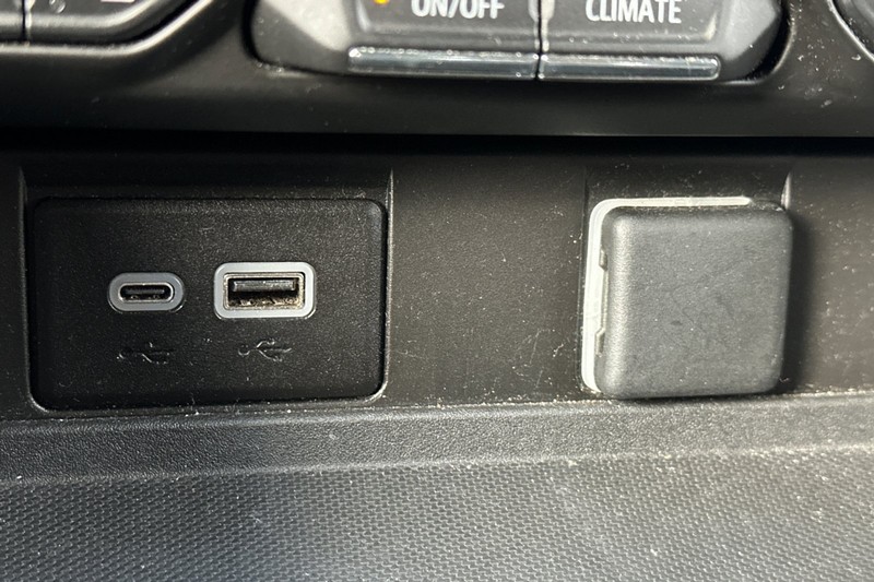 Chevrolet Suburban Vehicle Full-screen Gallery Image 32