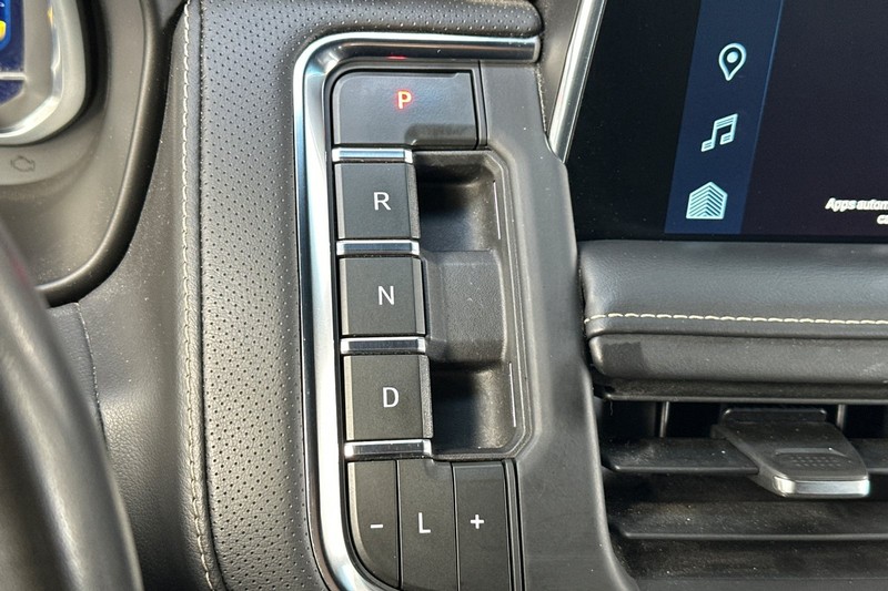 Chevrolet Suburban Vehicle Full-screen Gallery Image 34