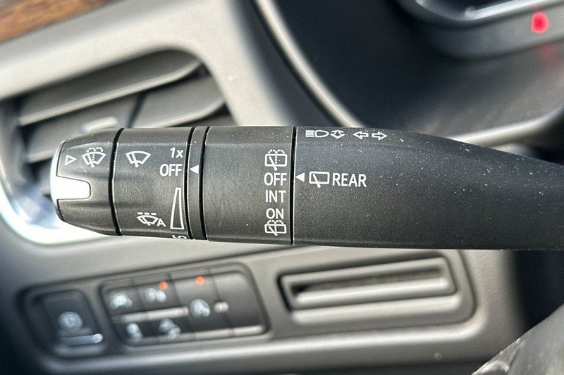 Chevrolet Suburban Vehicle Full-screen Gallery Image 38