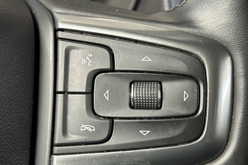 Chevrolet Suburban Vehicle Full-screen Gallery Image 39