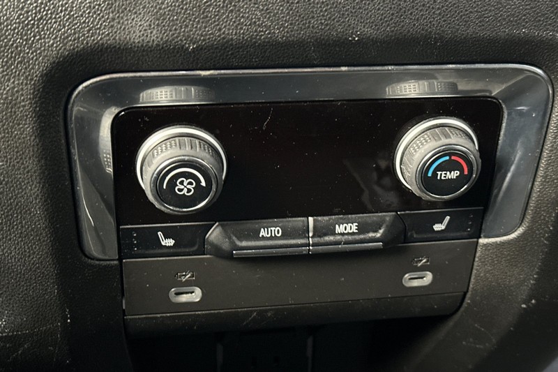 Chevrolet Suburban Vehicle Full-screen Gallery Image 43