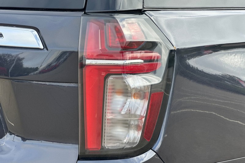 Chevrolet Suburban Vehicle Full-screen Gallery Image 50