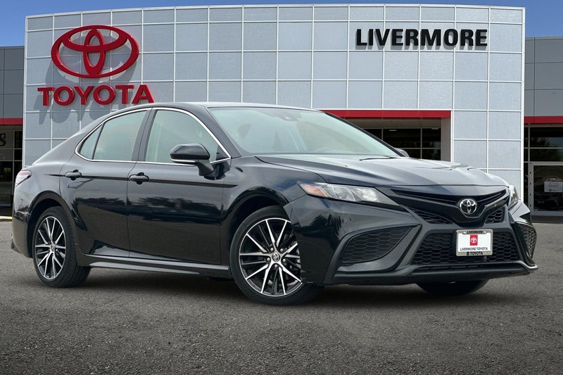 Toyota Camry Vehicle Full-screen Gallery Image 02