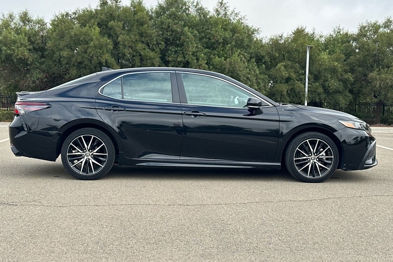 Toyota Camry Vehicle Full-screen Gallery Image 03