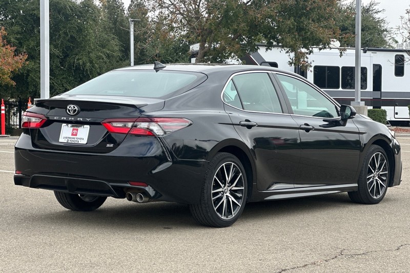 Toyota Camry Vehicle Full-screen Gallery Image 04