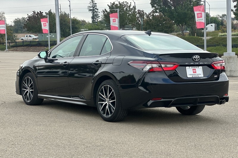 Toyota Camry Vehicle Full-screen Gallery Image 06