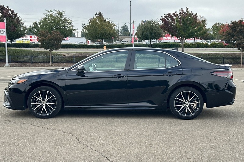 Toyota Camry Vehicle Full-screen Gallery Image 07