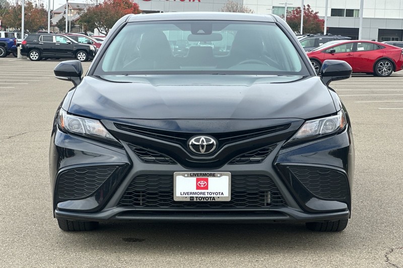 Toyota Camry Vehicle Full-screen Gallery Image 09