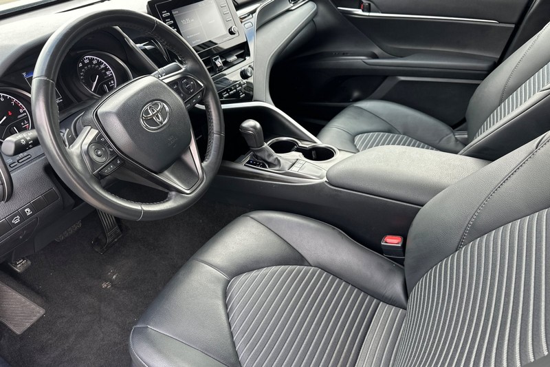 Toyota Camry Vehicle Full-screen Gallery Image 10
