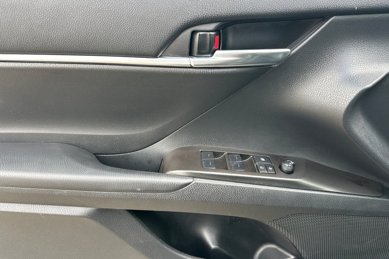 Toyota Camry Vehicle Full-screen Gallery Image 11