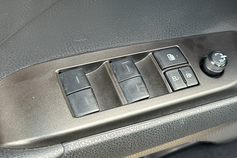 Toyota Camry Vehicle Full-screen Gallery Image 12