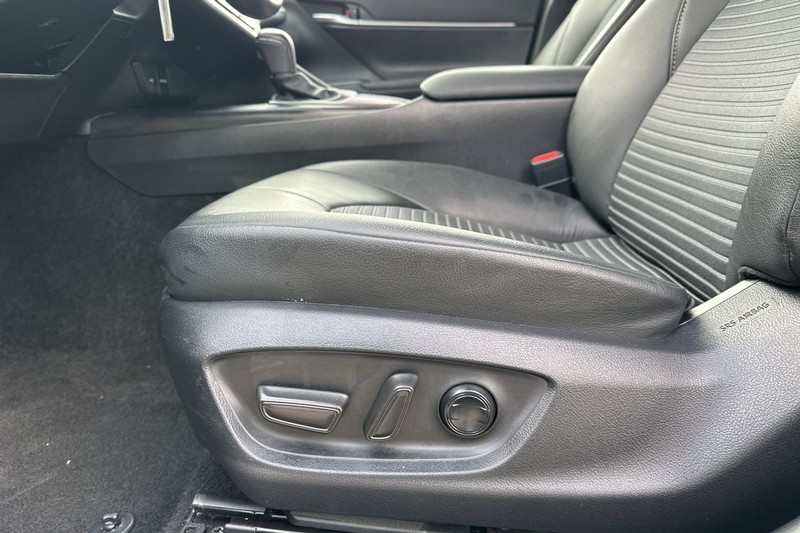 Toyota Camry Vehicle Full-screen Gallery Image 13