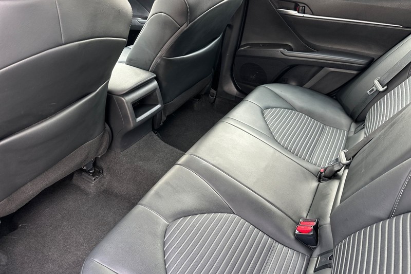 Toyota Camry Vehicle Full-screen Gallery Image 14