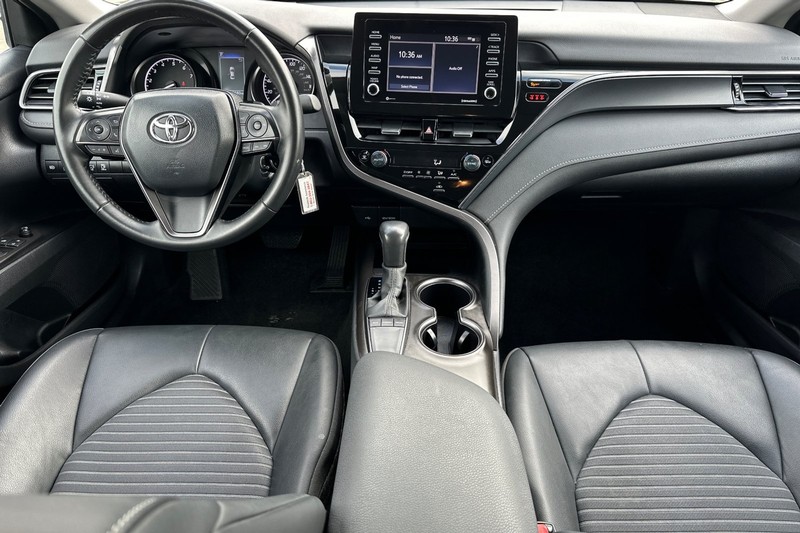 Toyota Camry Vehicle Full-screen Gallery Image 15