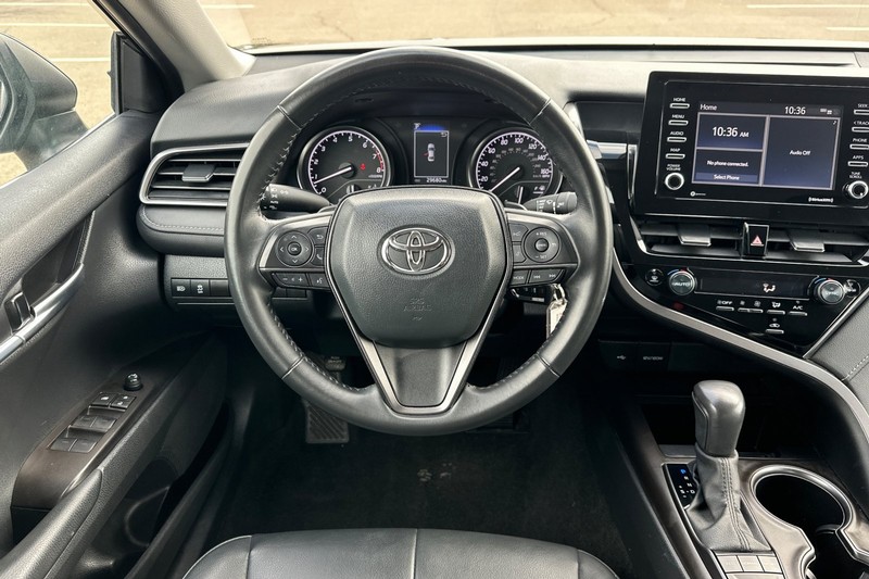 Toyota Camry Vehicle Full-screen Gallery Image 16