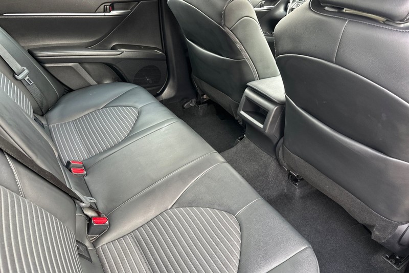 Toyota Camry Vehicle Full-screen Gallery Image 17