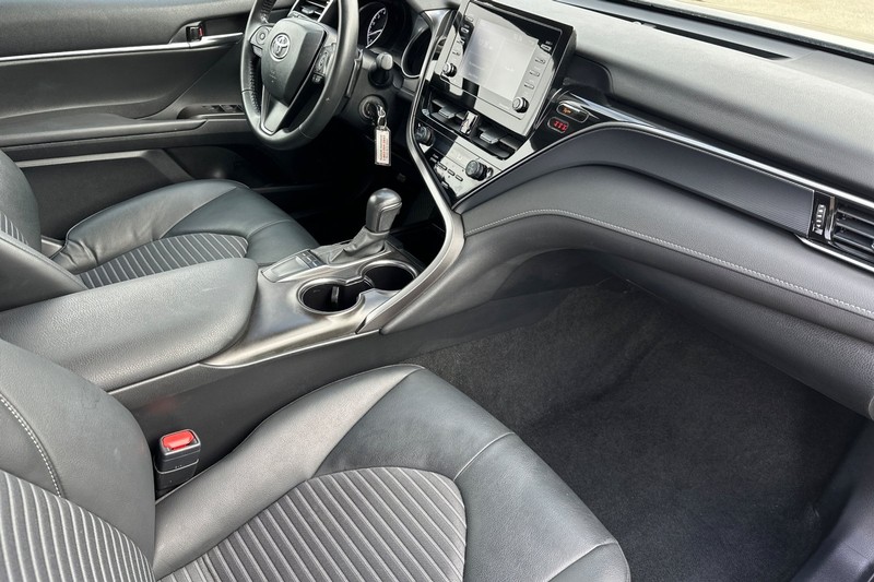 Toyota Camry Vehicle Full-screen Gallery Image 18