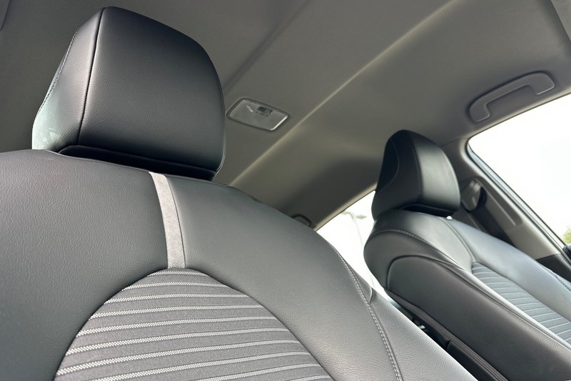 Toyota Camry Vehicle Full-screen Gallery Image 19