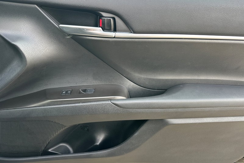 Toyota Camry Vehicle Full-screen Gallery Image 20