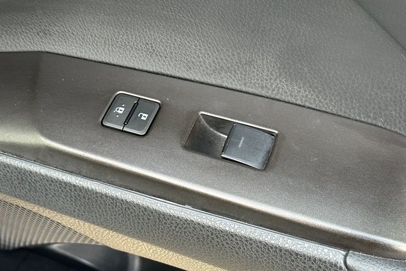 Toyota Camry Vehicle Full-screen Gallery Image 21