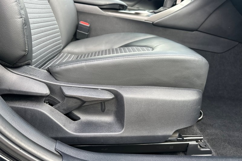 Toyota Camry Vehicle Full-screen Gallery Image 22