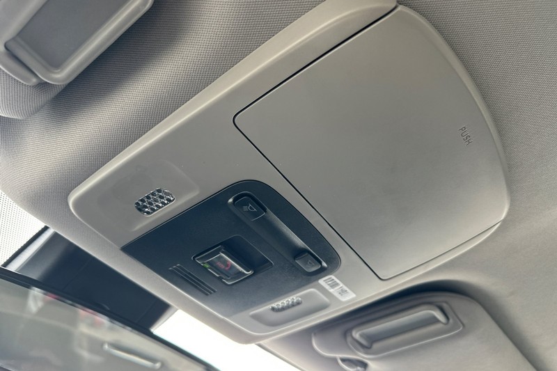 Toyota Camry Vehicle Full-screen Gallery Image 23