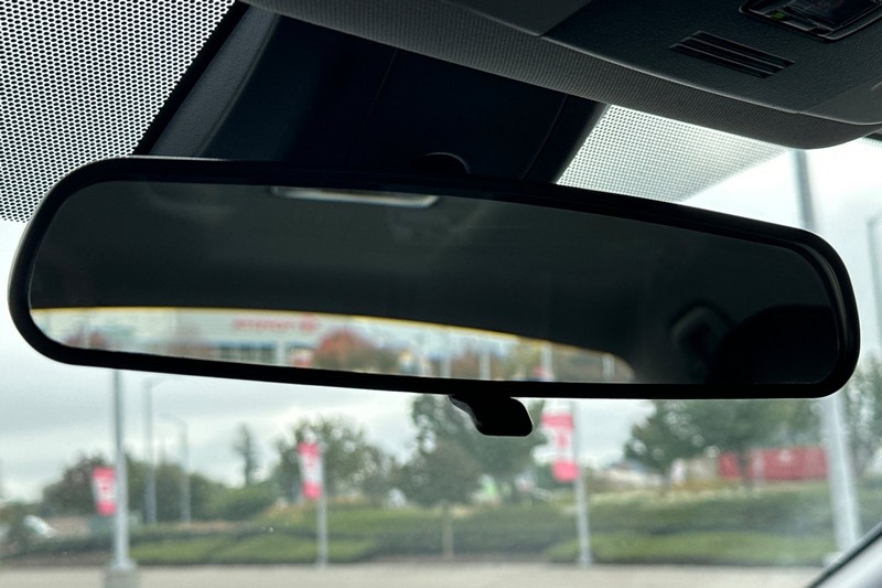 Toyota Camry Vehicle Full-screen Gallery Image 24