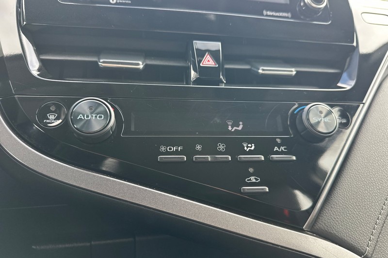 Toyota Camry Vehicle Full-screen Gallery Image 27