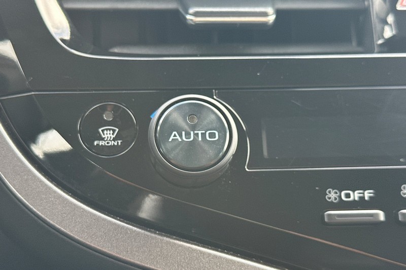 Toyota Camry Vehicle Full-screen Gallery Image 28