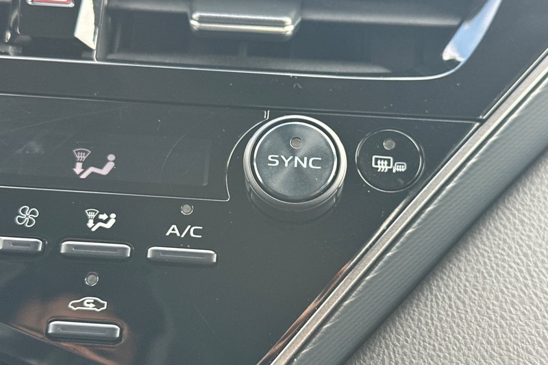 Toyota Camry Vehicle Full-screen Gallery Image 29