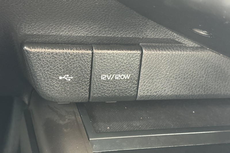 Toyota Camry Vehicle Full-screen Gallery Image 30