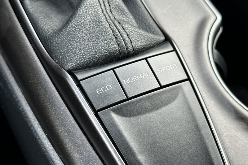 Toyota Camry Vehicle Full-screen Gallery Image 31