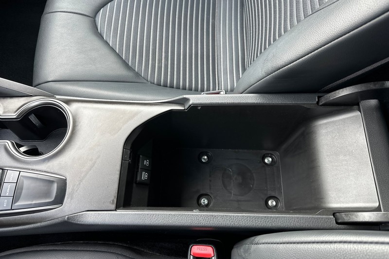 Toyota Camry Vehicle Full-screen Gallery Image 32