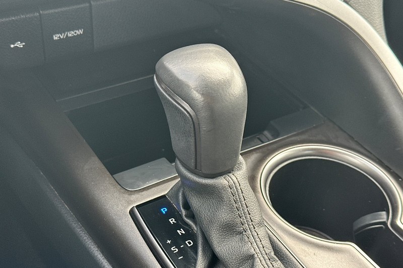 Toyota Camry Vehicle Full-screen Gallery Image 33