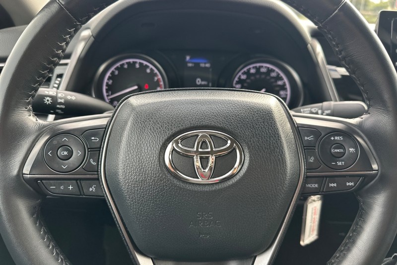 Toyota Camry Vehicle Full-screen Gallery Image 34