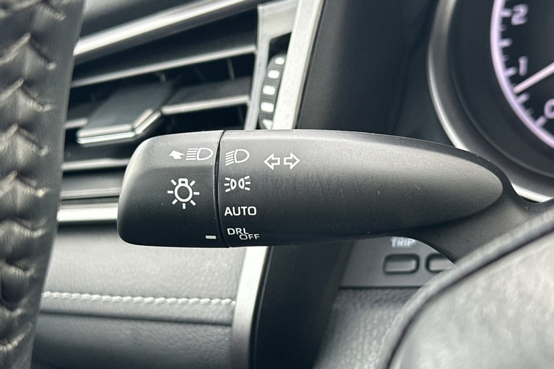 Toyota Camry Vehicle Full-screen Gallery Image 36