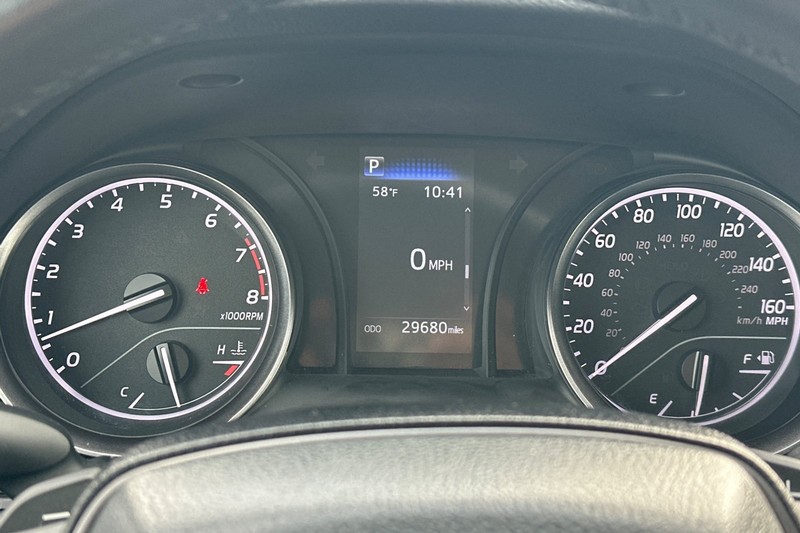 Toyota Camry Vehicle Full-screen Gallery Image 39