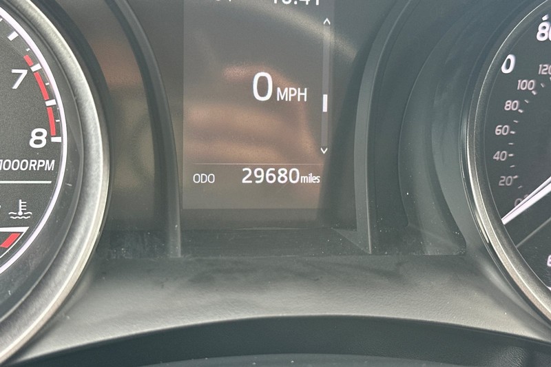 Toyota Camry Vehicle Full-screen Gallery Image 40