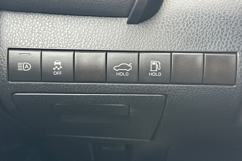 Toyota Camry Vehicle Full-screen Gallery Image 41