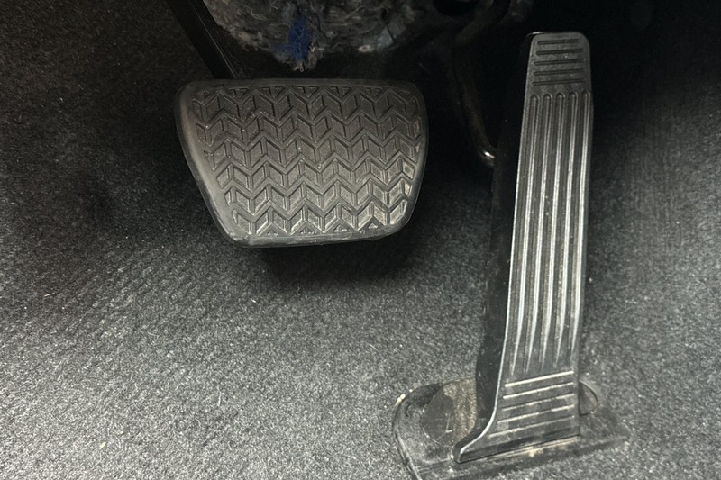 Toyota Camry Vehicle Full-screen Gallery Image 42