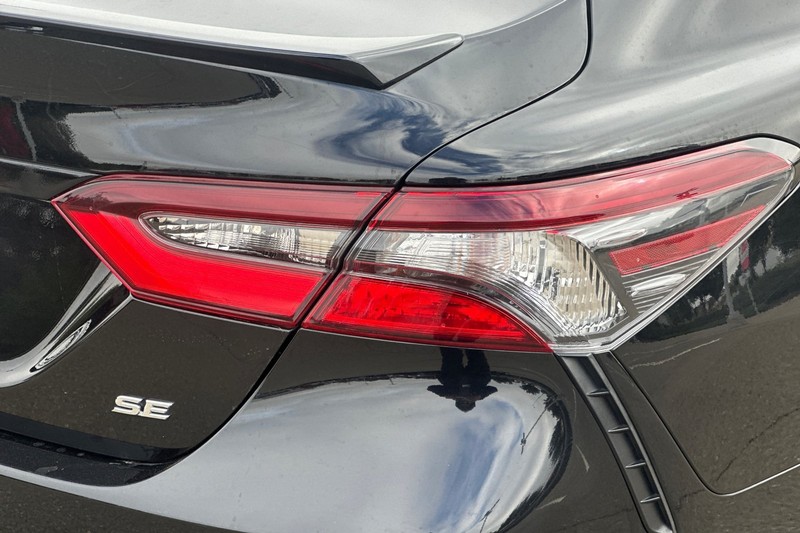 Toyota Camry Vehicle Full-screen Gallery Image 48