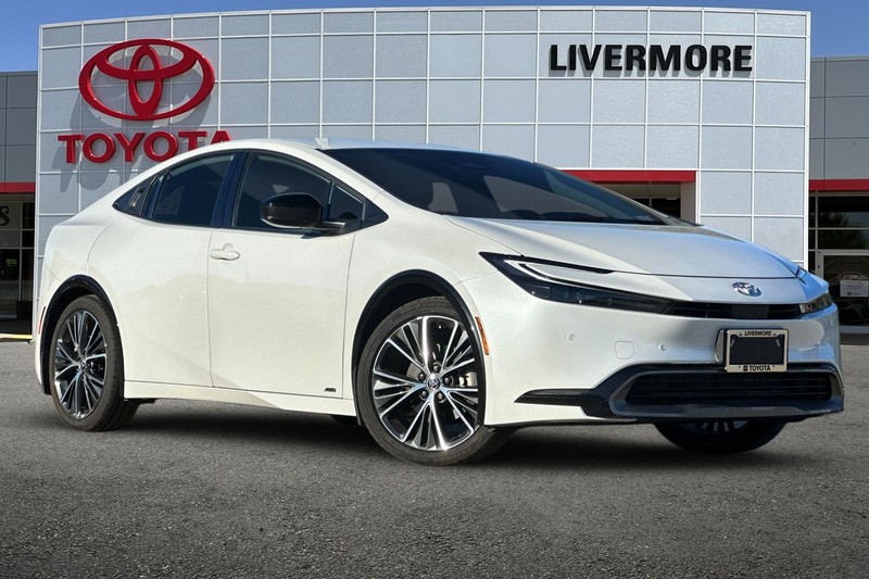 Toyota Prius Vehicle Full-screen Gallery Image 02